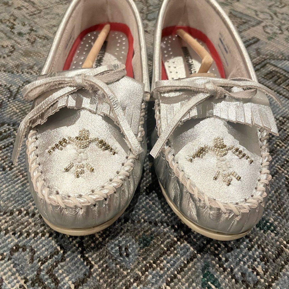 NEW Minnetonka Thunderbird Animikii Metallic Silver Moccasins, Size 9 Silver - Picture 3 of 8